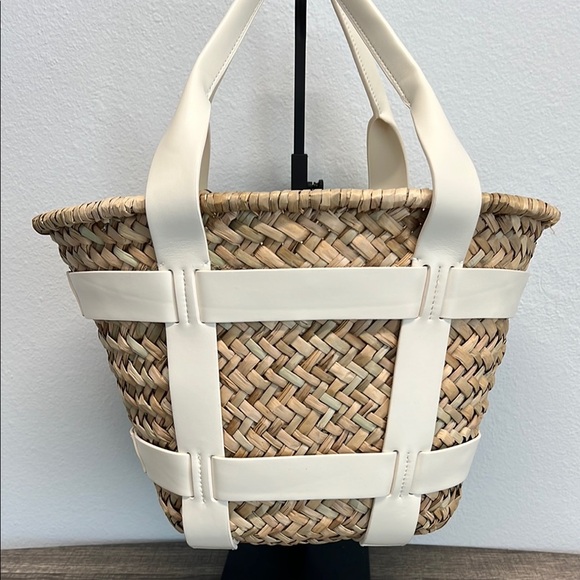 COPY - ✨House of Harlow 1960 Cream and Tan Tote Bag with Chevron Design - Picture 5 of 12